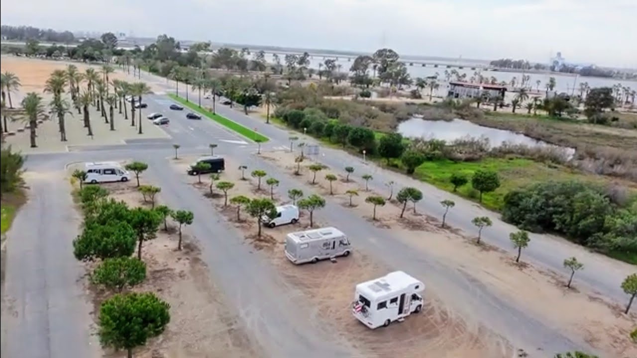 Hoezo Spanje vol? We staan op een ruime plek bij Huelva en op een Camper park in de Algarve.