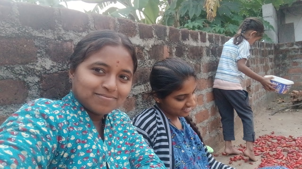  ನಮ್ಮ ಮನೆ ಹಳೆ ಮುದುಕಿಯಂತೆ ಜಶ್ವಿ 😄 ಚಳಿಗಾಲಕ್ಕೆ ಎಲ್ಲರು ಕಳ್ಳರ ತರ ಕಾಂತಾವ್ರೆ 😄