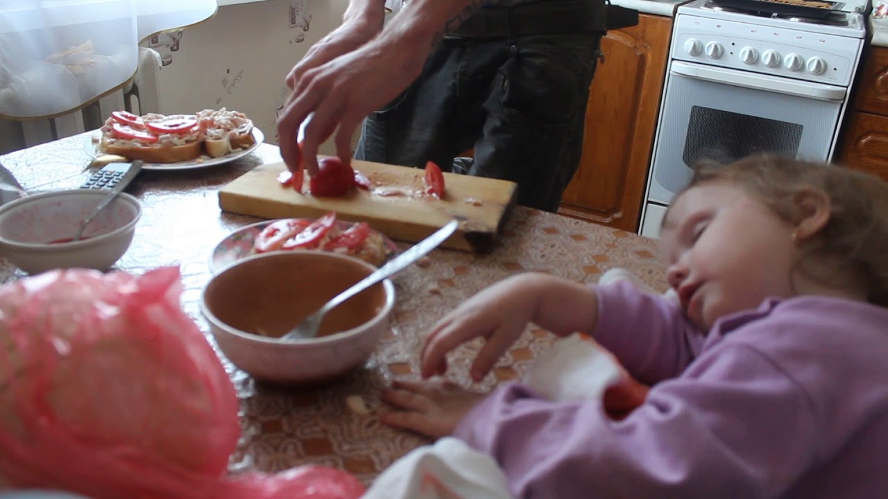 Vika zasnęłam przy stole Żart Dzieci śpią