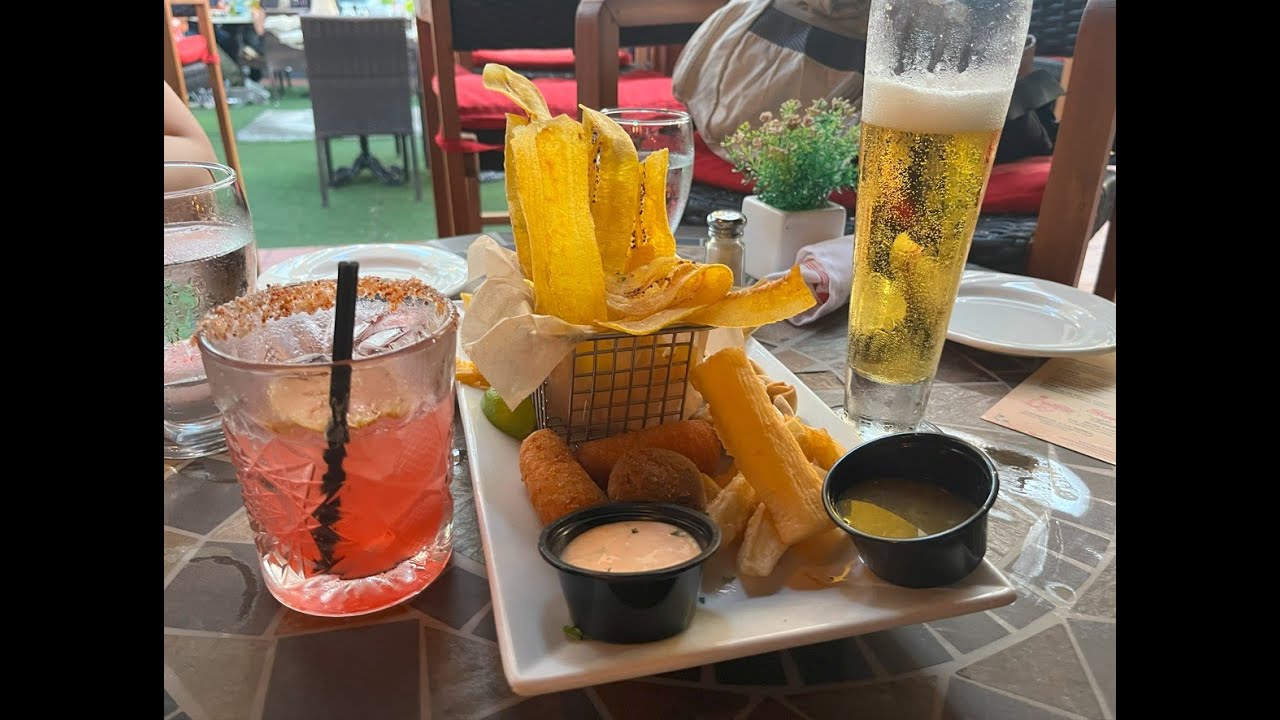 LITTLE HAVANA MIAMI NIGHT WALKING TOUR 2024 - TRYING CUBAN FOOD FOR THE FIRST TIME
