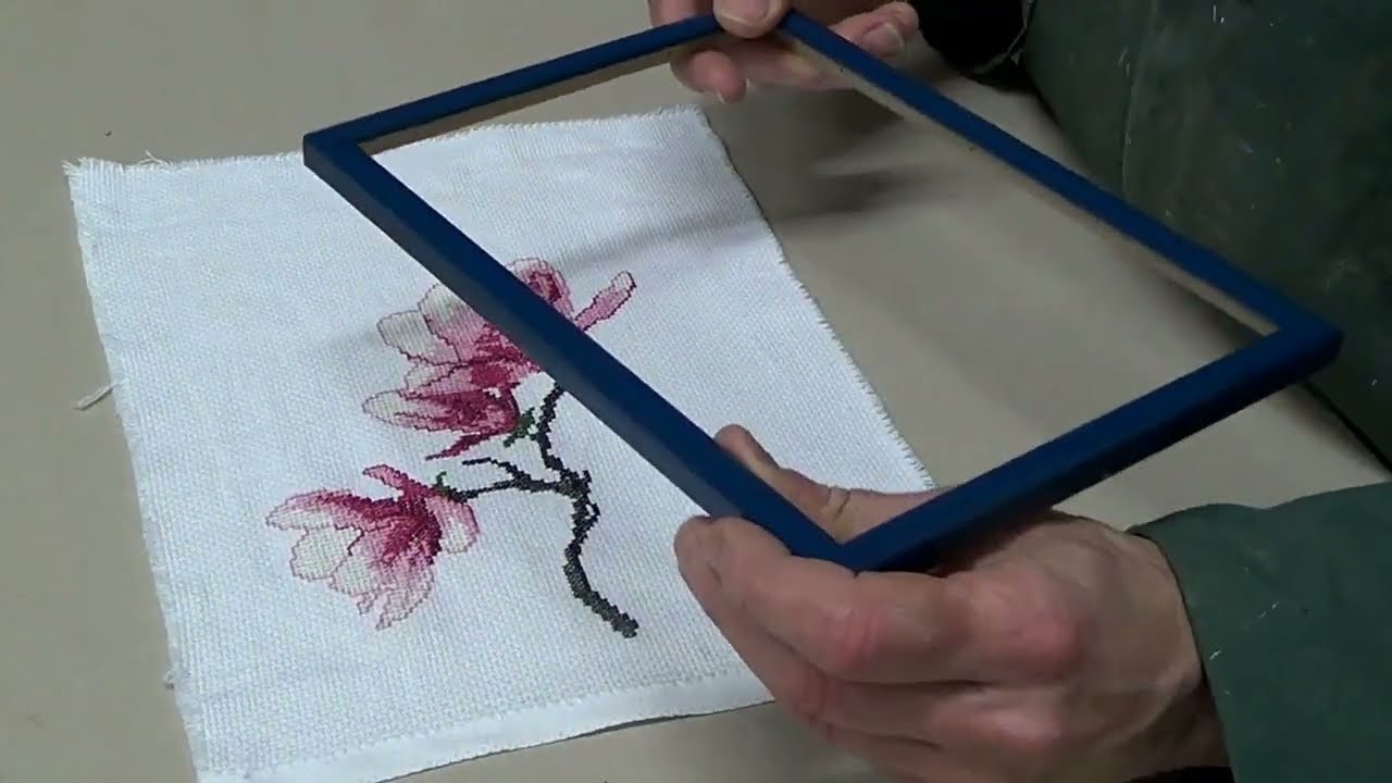 Tendere un ricamo punto croce in una cornice/ How to stretch cross stitch in a wood frame.