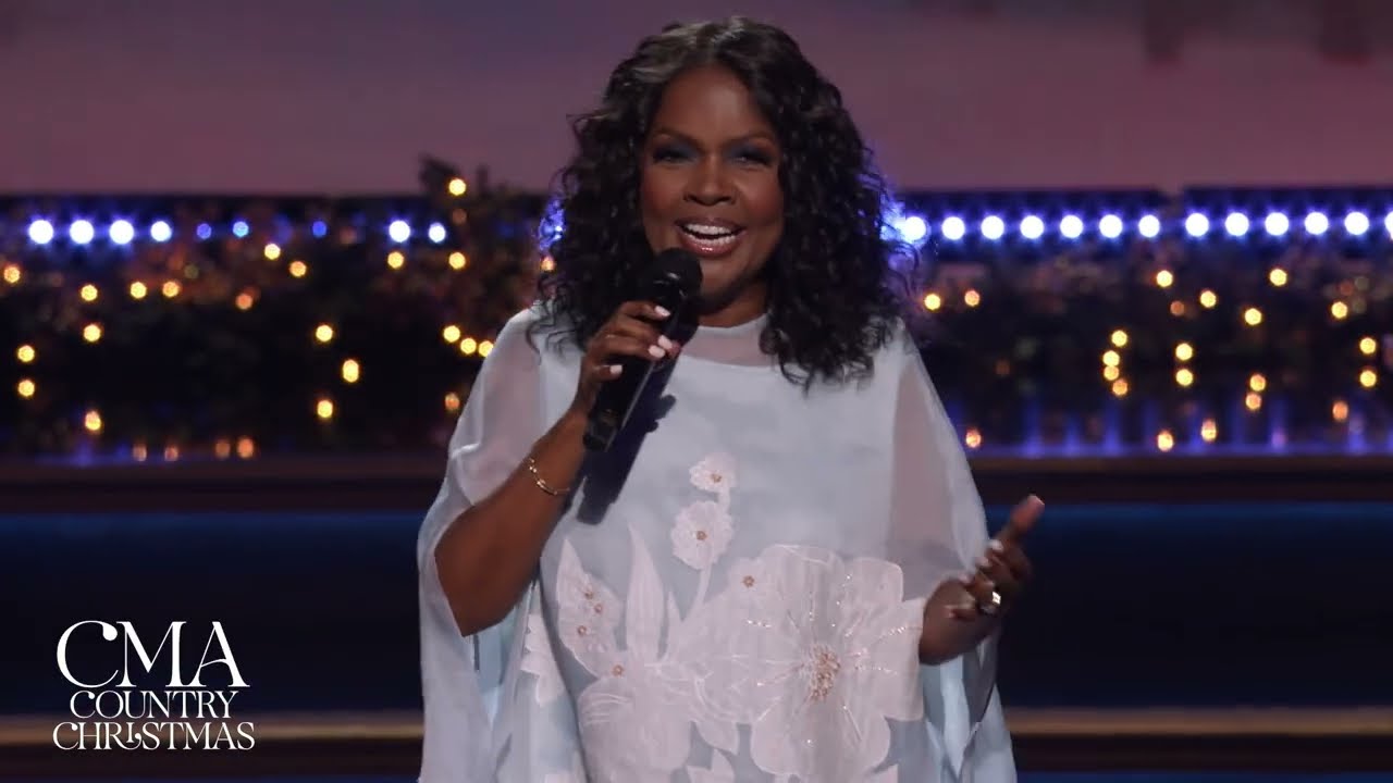 CeCe Winans - Joy To The World (Live from CMA Country Christmas)