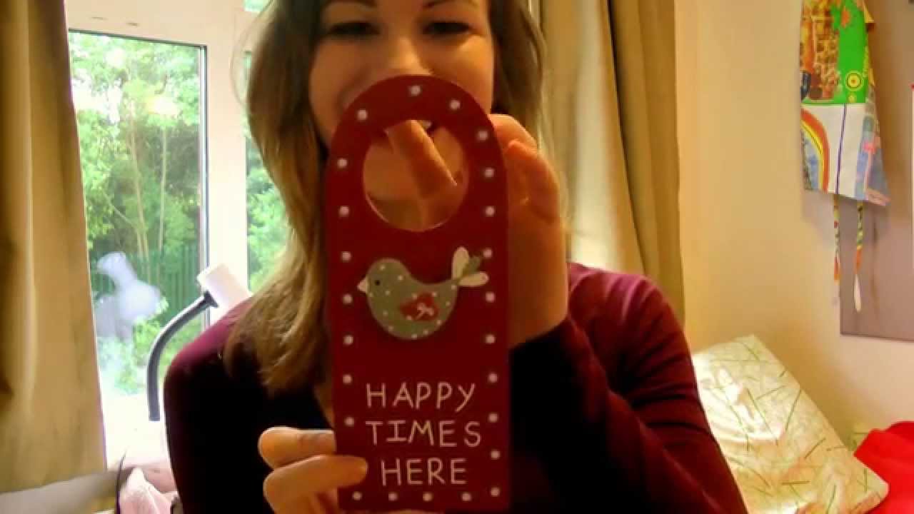 ASMR French Whispering (with Tapping)