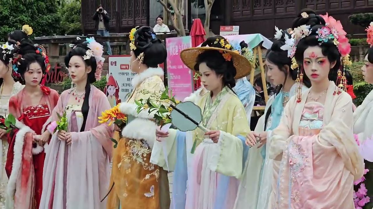 Jaw-Dropping Beauty! Hanfu Parade Leaves Onlookers Speechless! @ Ciqikou - Chongqing