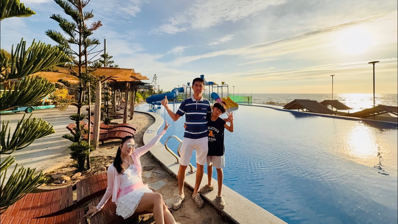 Курорт Adora Bay Ke Ga Beach Resort – это популярное место: мини-аквапарк, надувные горки, бассей...
