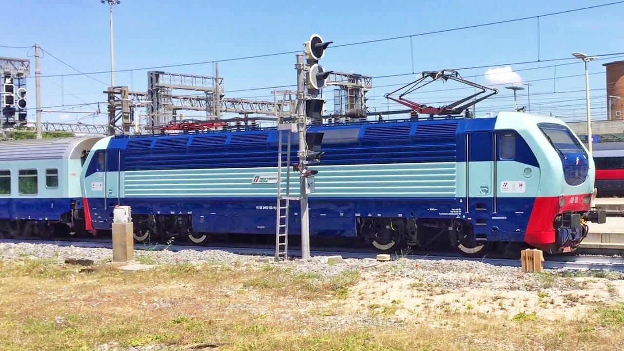 Treno TTI (Treni Turistici Italiani) con due locomotive E.402 in transito a Roma Tiburtina