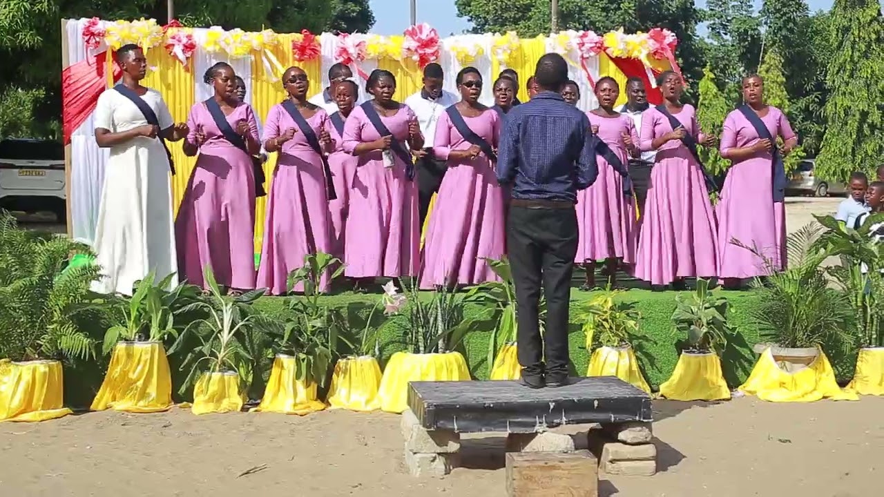 KWAYA YA MT YOSEFU MFANYAKAZI IKIIMBA KWENYE SHEREHE YA KWAYA YA MT CLARA.