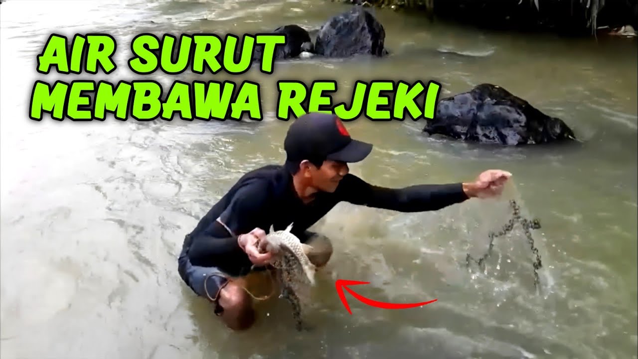 Menjala Ikan Saat Air Sungai Surut