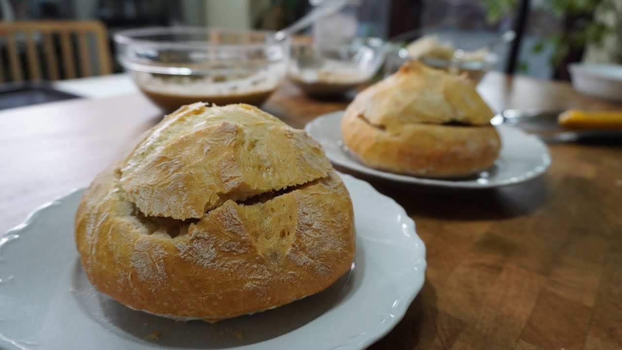 Krem čorba od pečuraka u činiji od hleba