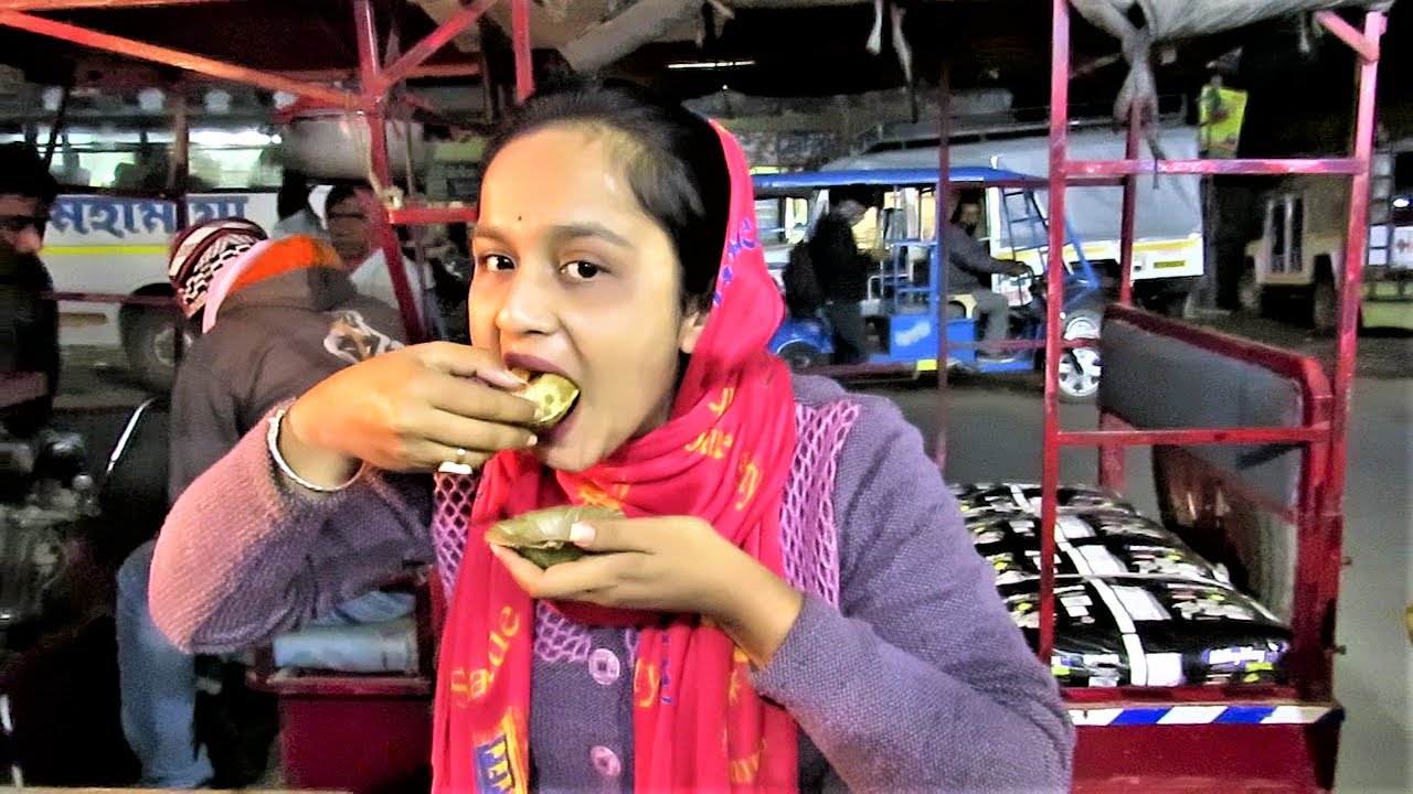 Fuchka (panipuri/golgappa) eating || Indian tasty water ball || Bengali fast food at street