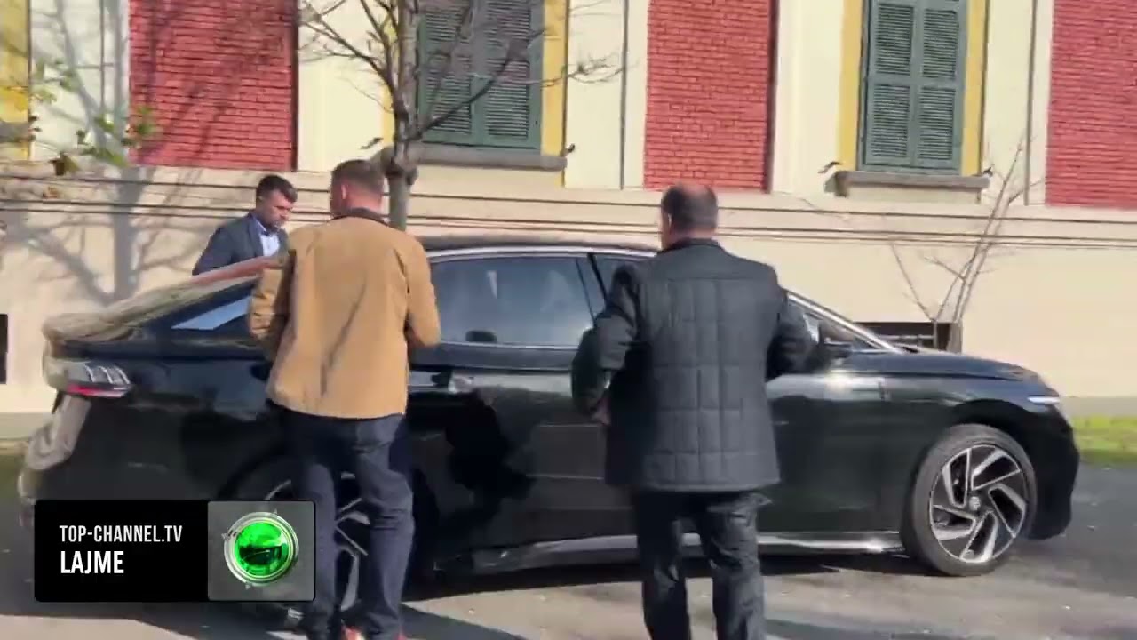 Top Channel/ Arrestohet Veliaj, momenti kur shoq&euml;rohet nga oficer&euml;t e BKH