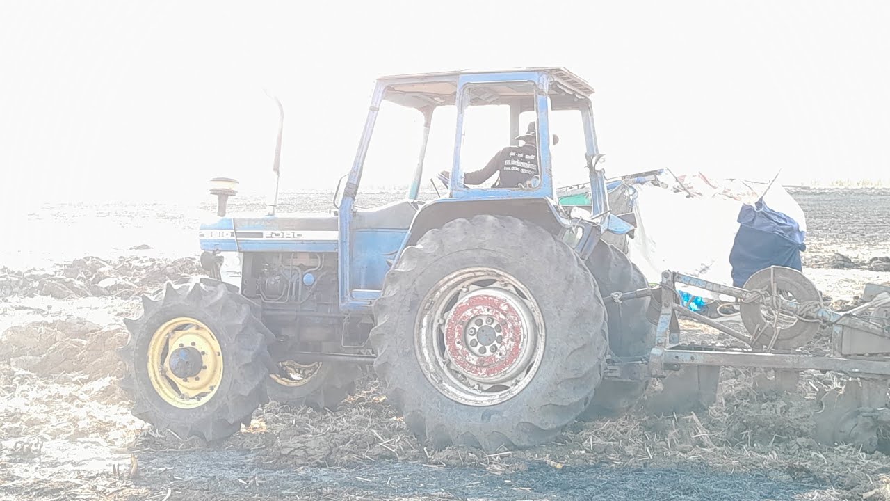 รถไถฟอร์ด6610ไถผานบุกเบิกเตรียมดินปลูกอ้อยครับ ประมาณ40ไร่ ที่เค้าจุดเผาชิ้นส่วนอ้อยครับ