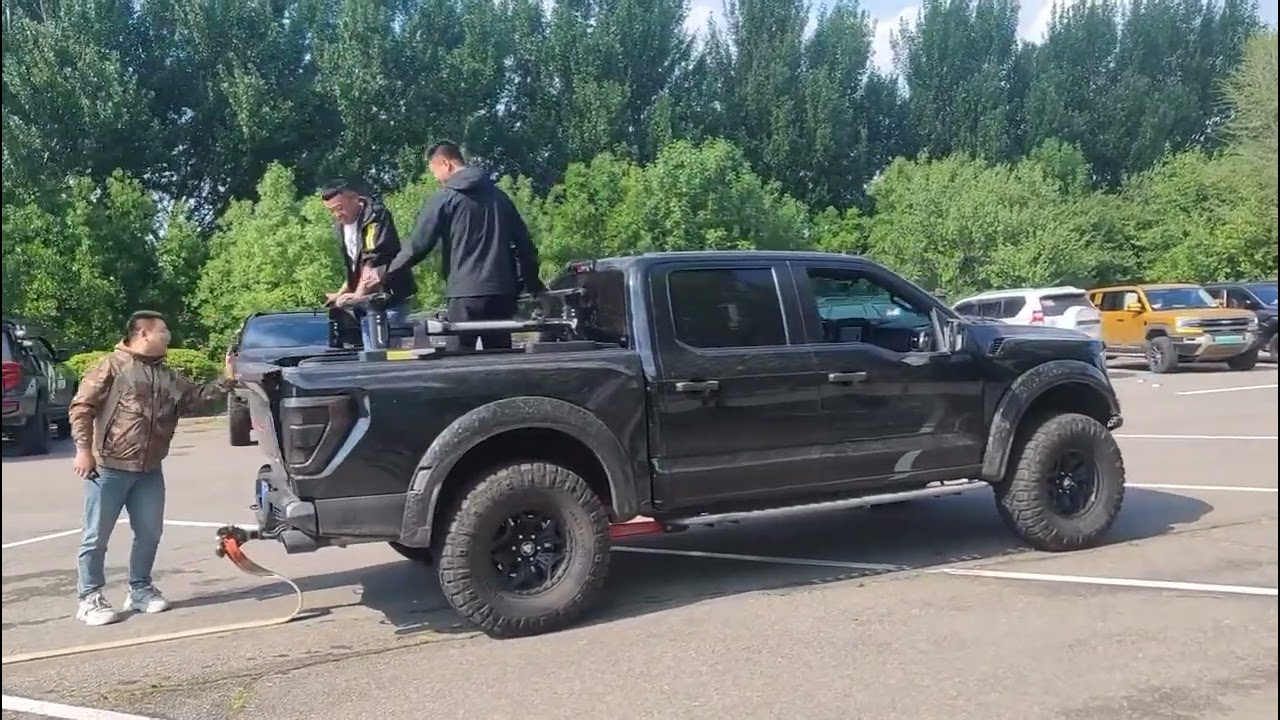 BYD Leopard 5 vs Ford Raptor Tug of War 😱 Who Wins? #shorts 
