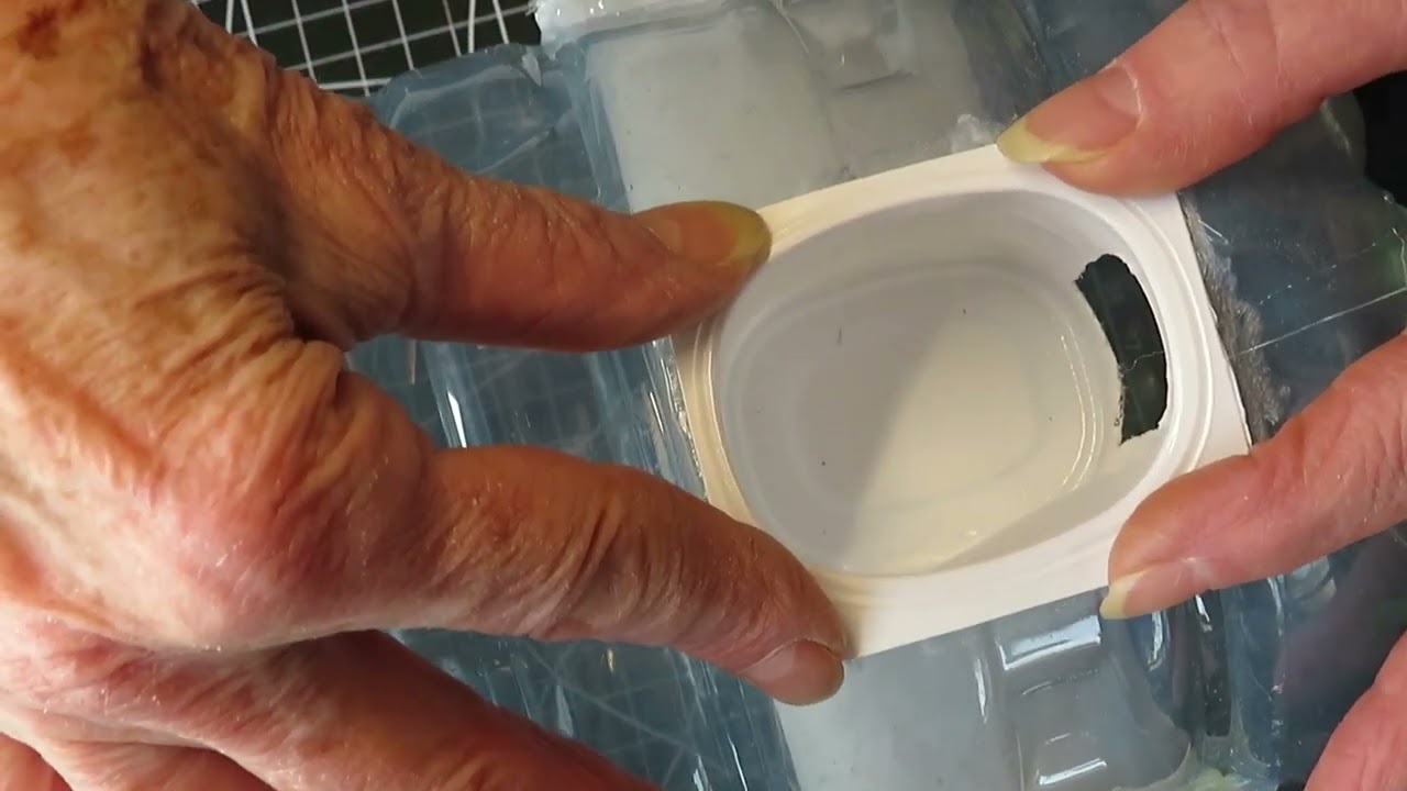 Faire une mangeoire d'oiseaux avec 2 contenants recyclés en plastique et 4 contenants de yogourt