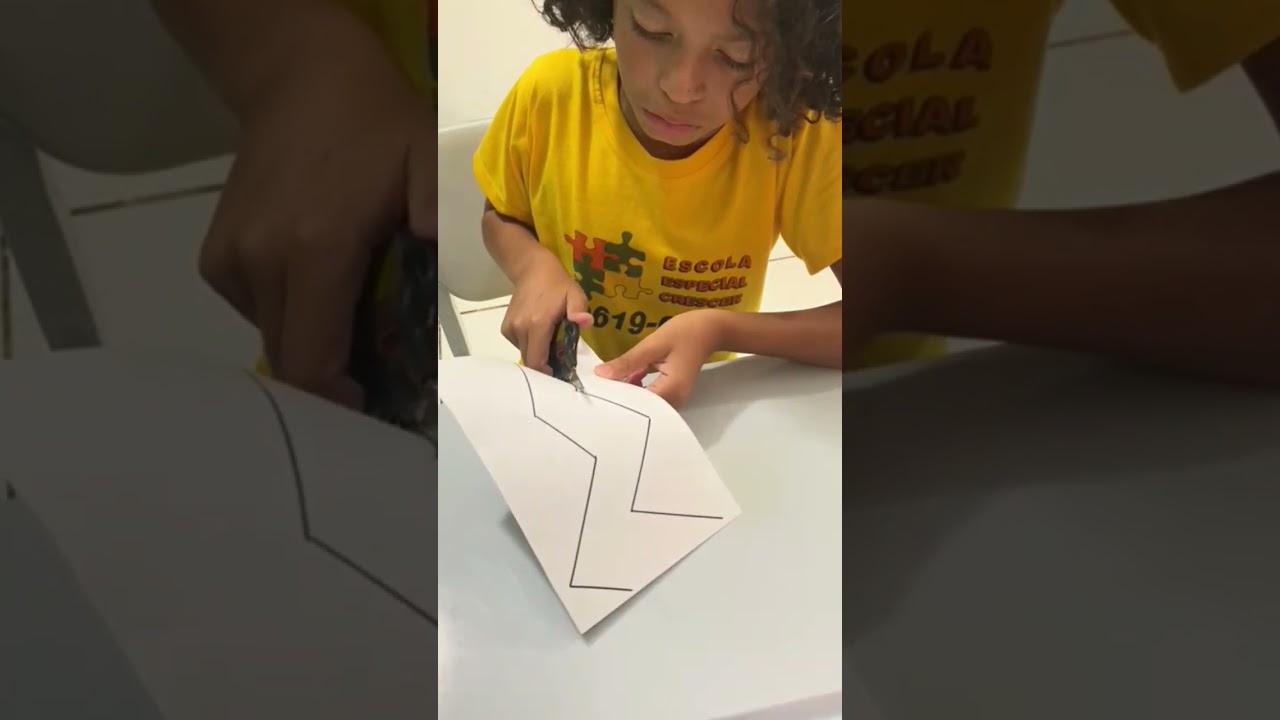 cortando papel com a tesoura