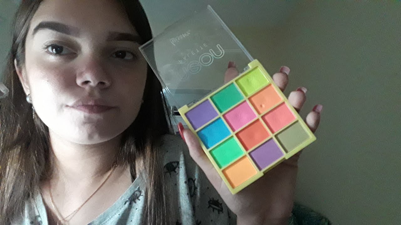 Amiga malvada te maquiando asmr