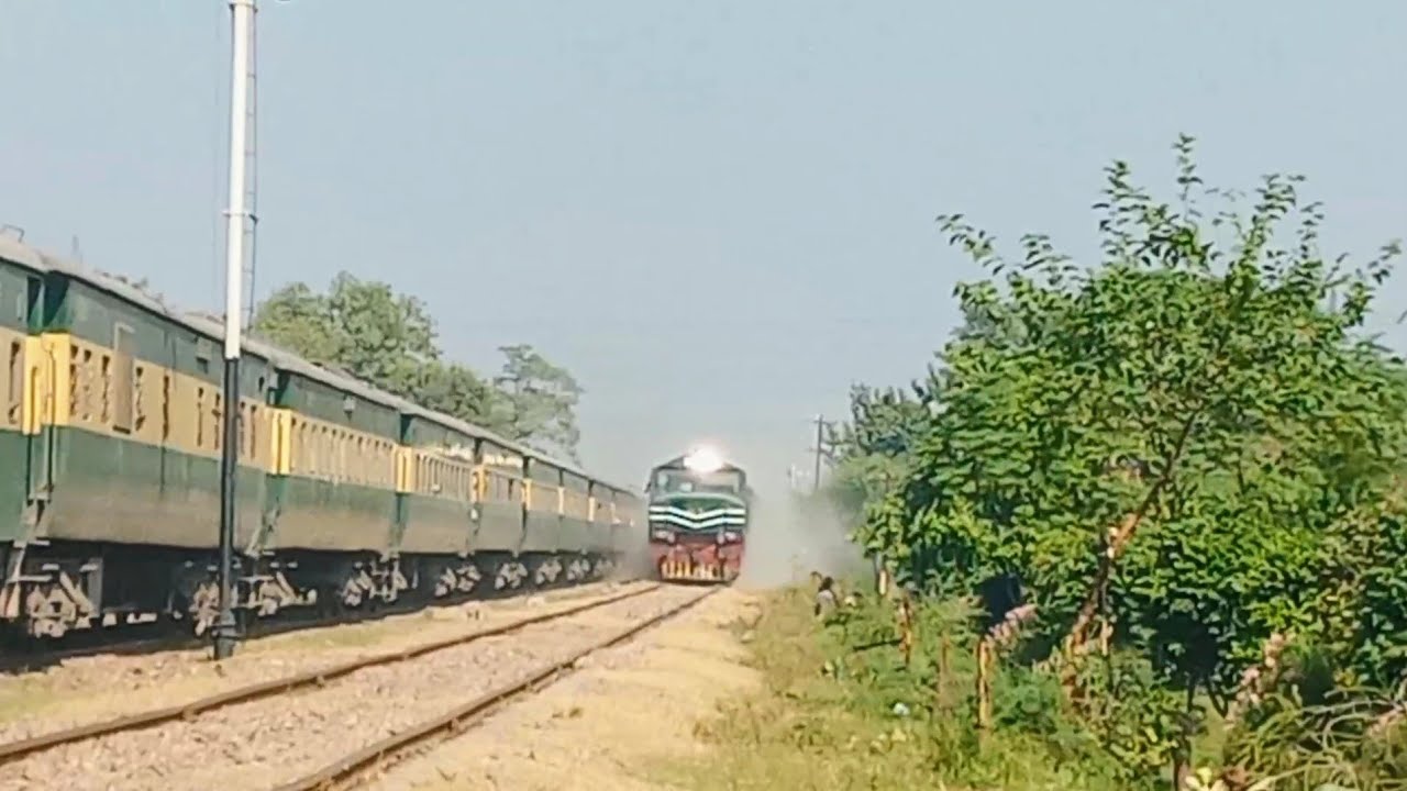 Dual trains action in pakistan beautiful pakistan railways 