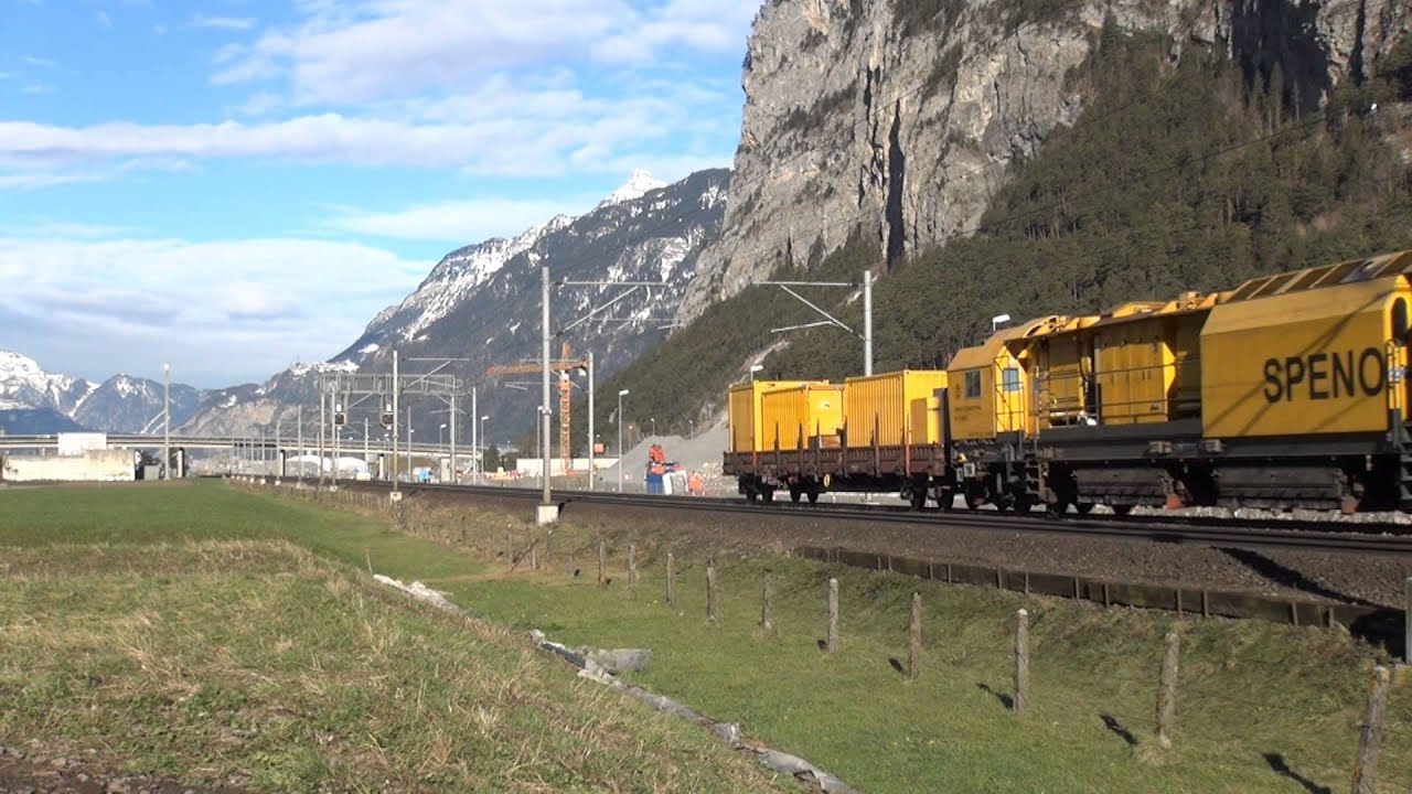 SBB Ae 6/6 11515 mit Bauzug in Erstfeld