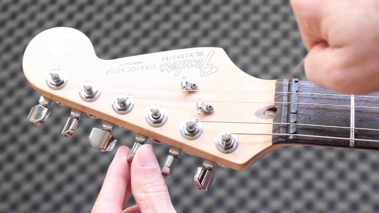 Cómo cambiar las Cuerdas a tu Guitarra Eléctrica - Principiantes Tutorial Electric guitar