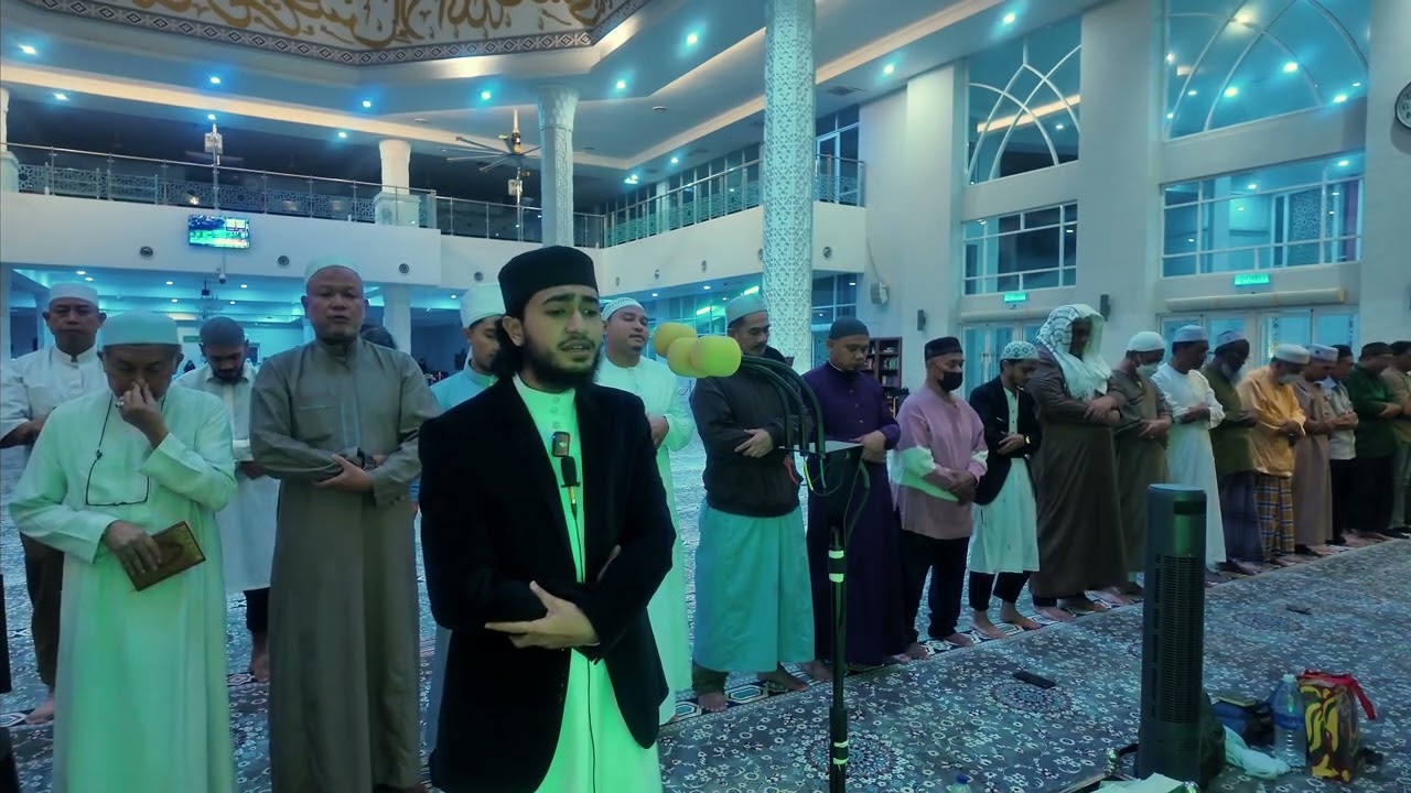 মালয়েশিয়ার দৃষ্টিনন্দন মসজিদে মালাইদের সাথে নিয়ে  কিয়ামুল্লাইলের নামাজ আলহামদুলিল্লাহ 