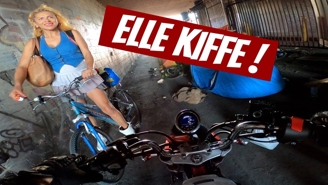 Cette belle SDF kiffe mon monkey bike