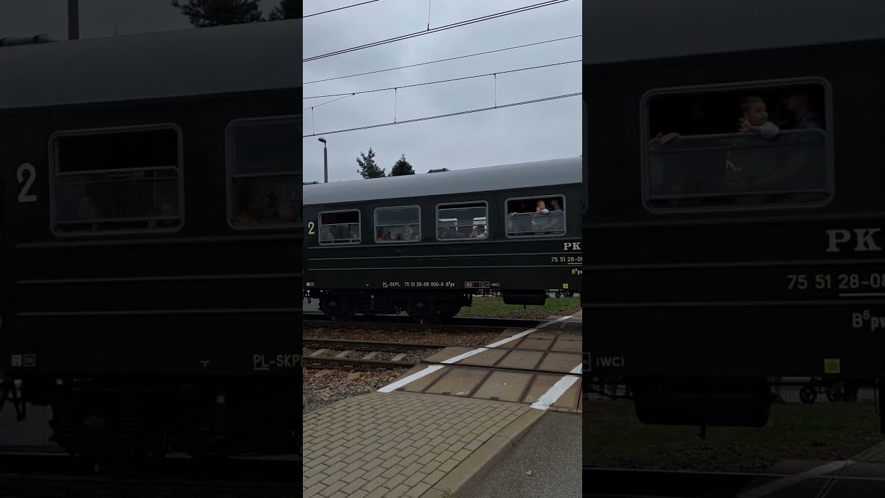 Parow&oacute;z, przejazd lokomotywy z wagonami. Parow&oacute;z Ty42-107
