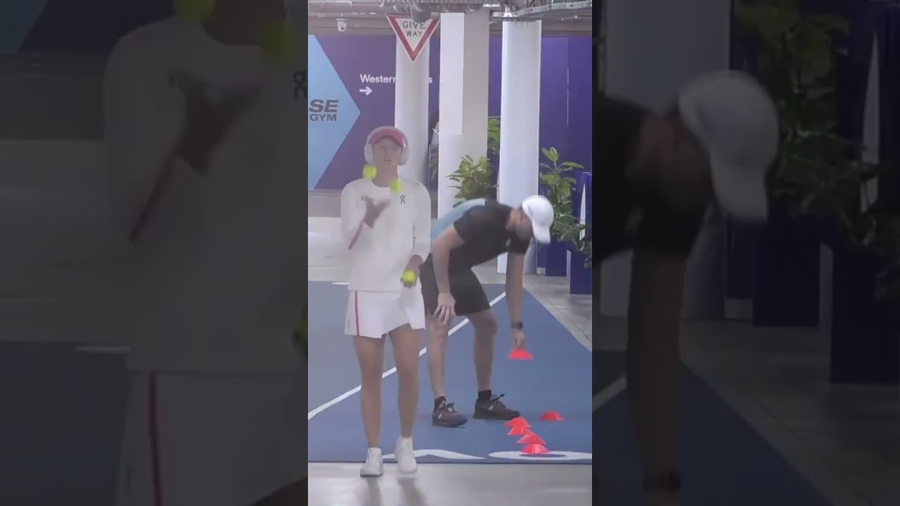 👏 Iga Swiatek: A woman of MANY talents ⚽️🤹&zwj;♀️ #AustralianOpen 🇦🇺