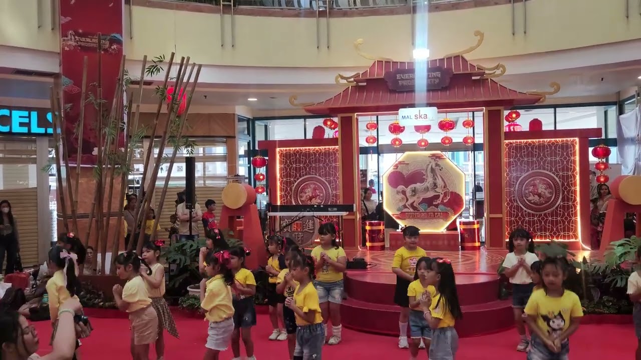 Penampilan Imlek SD Santa Maria 2 di Mall SKA