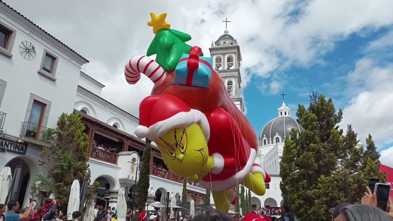 DESFILE DE GLOBOS GIGANTES EN CAYALA (GUATEMALA)