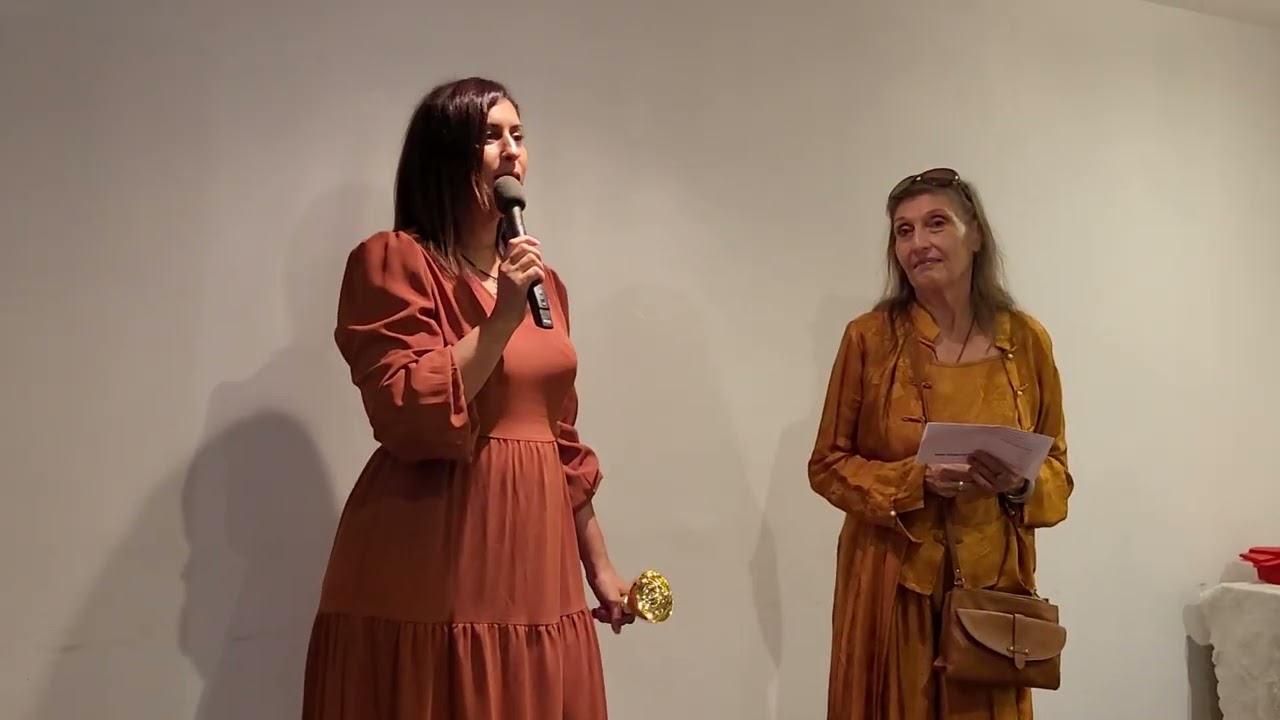 remise troph&eacute;e de la Paix par Bonneheure.tv , la belle Elaine Kibaro .