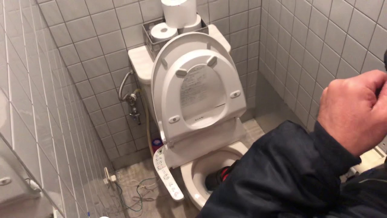 トイレ水は流れるがトイレットペーパー等が最後まで流れないって依頼の作業風景
