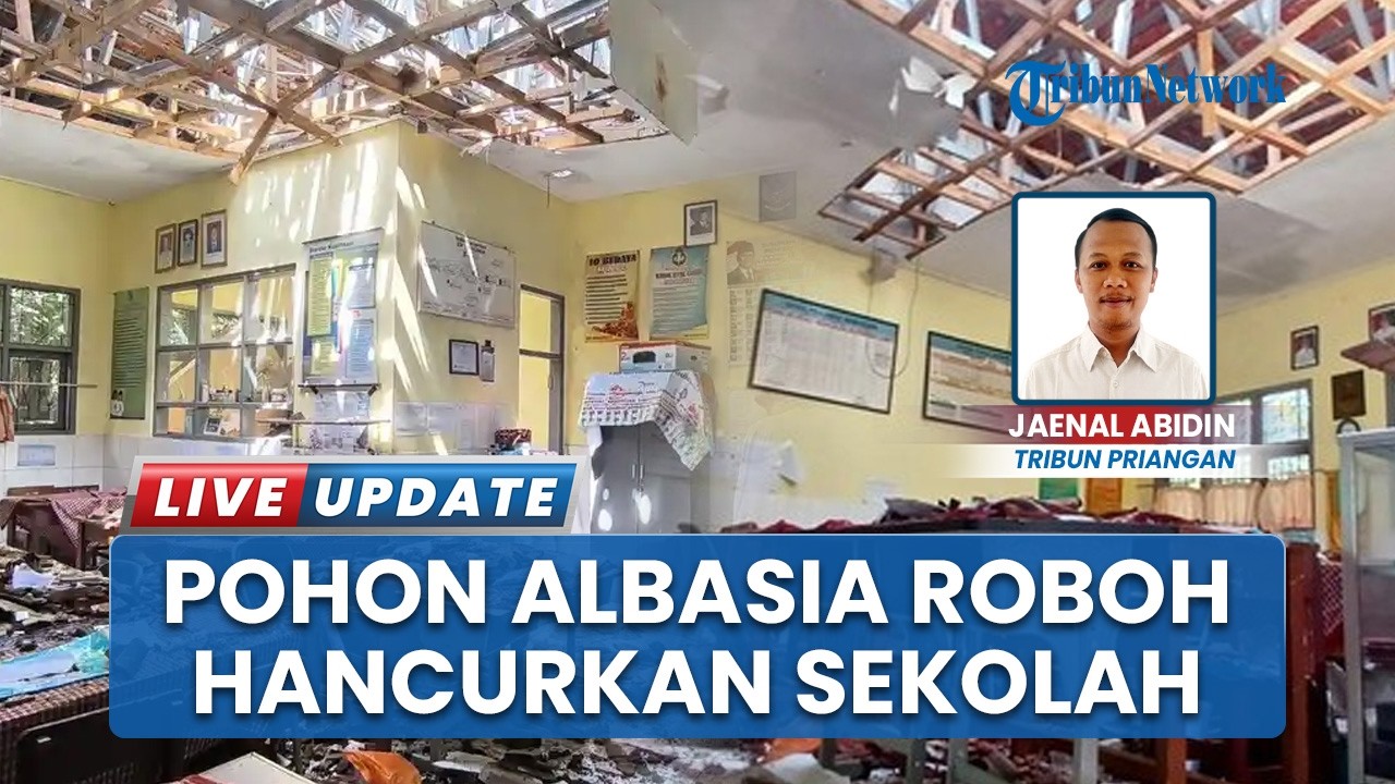 Ruang Guru SD Margamulya Kota Tasikmalaya Rusak Tertimpa Pohon Albasia yang Tumbang