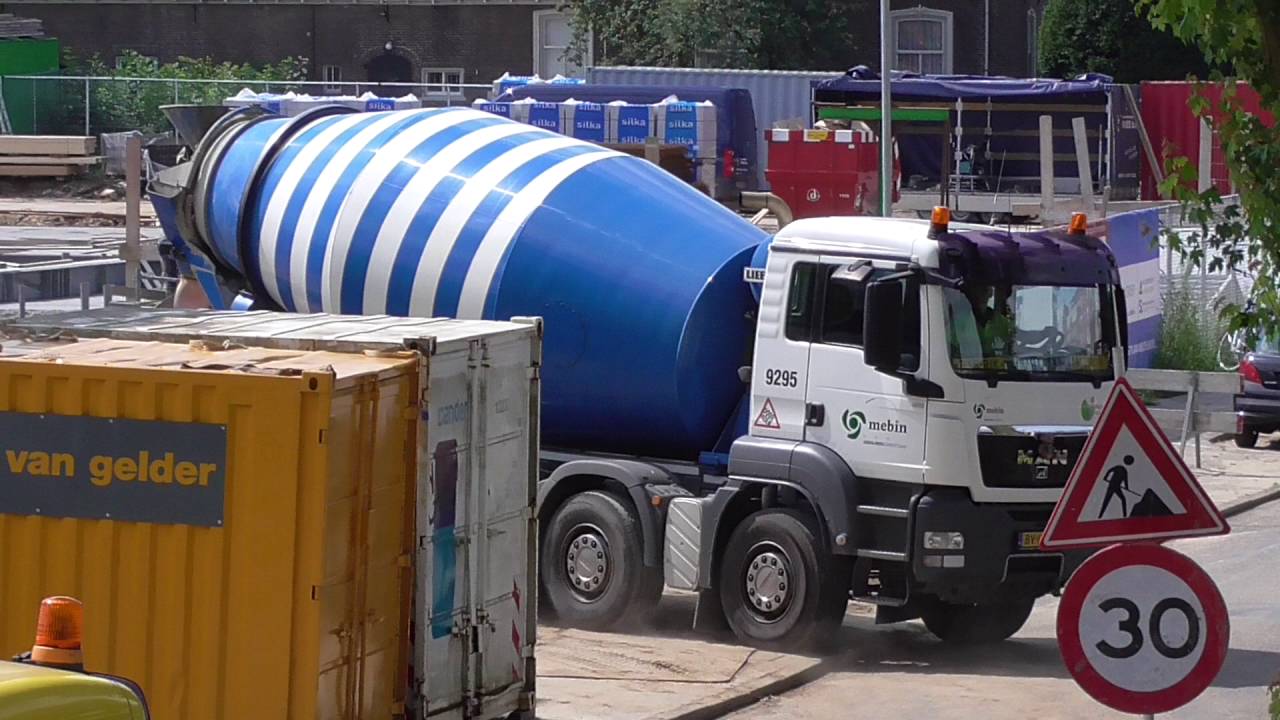 Oostflank Wijchen deel 60 / storten kelderdek (3) en plaatsen dak Meerstaete