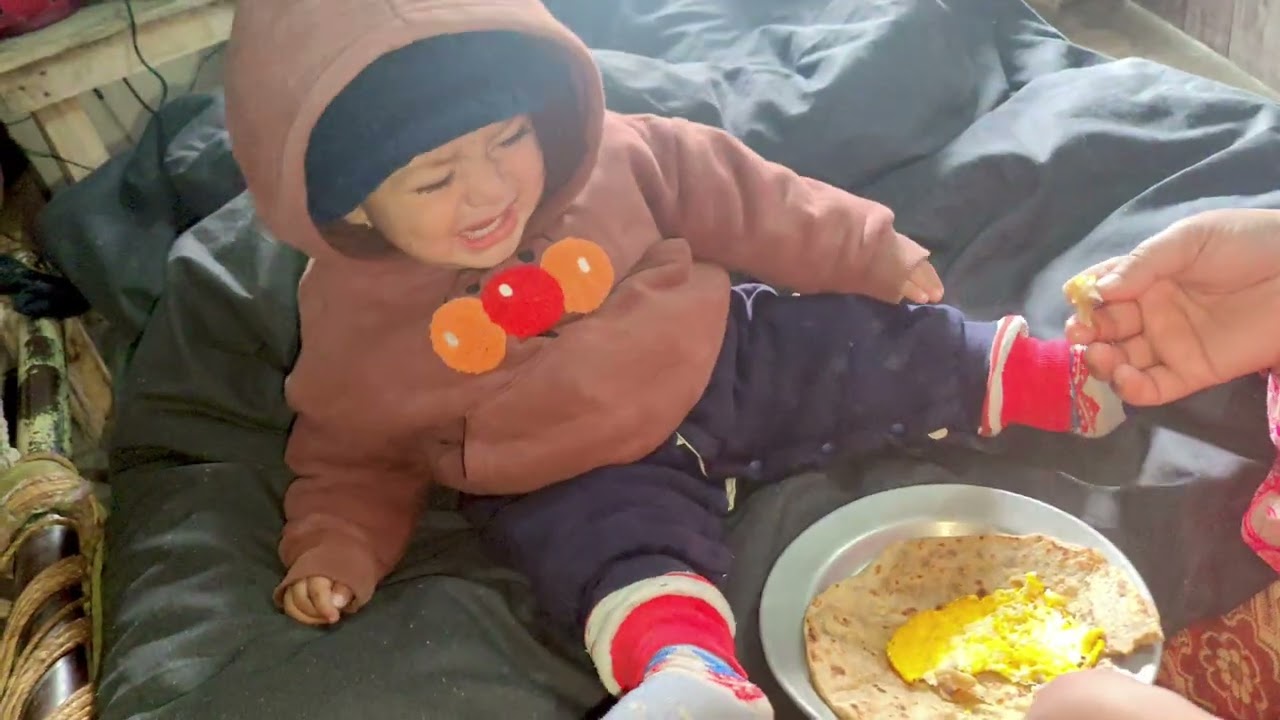It's hard to feed baby 😭
