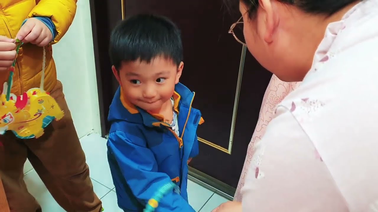 元宵拜訪鄰居，媽媽讓兄弟倆去送禮盒，看弟弟提著燈籠一點也不怕｜咚3y2m7d 桐9y11m