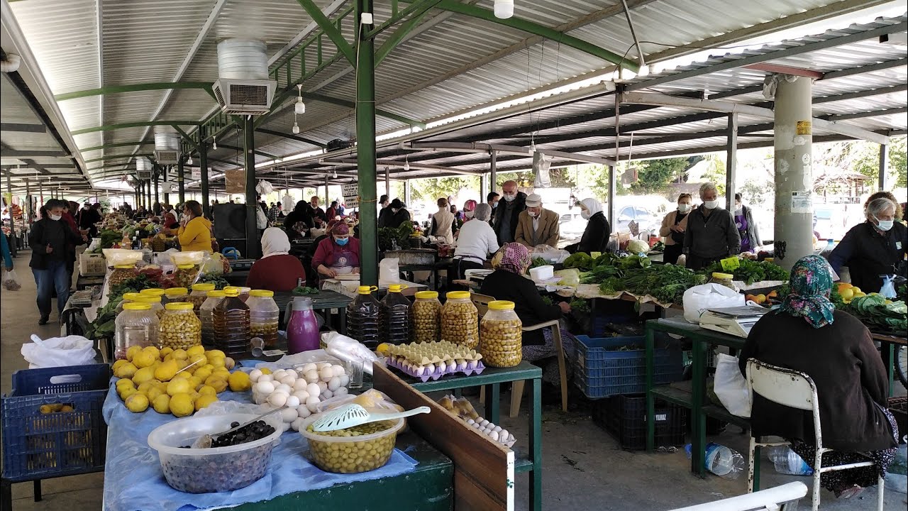 في هذا السوق البائعون فقط من النساء القرويين في تركيا مدينة مرسين.      KADIN ÜRETİCİ PAZARA