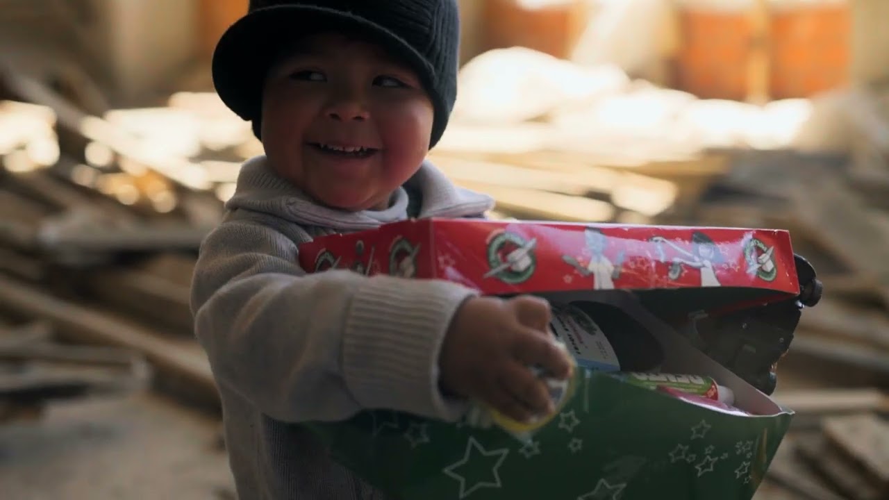 Cómo una caja de regalos impacta el corazón de un niño.