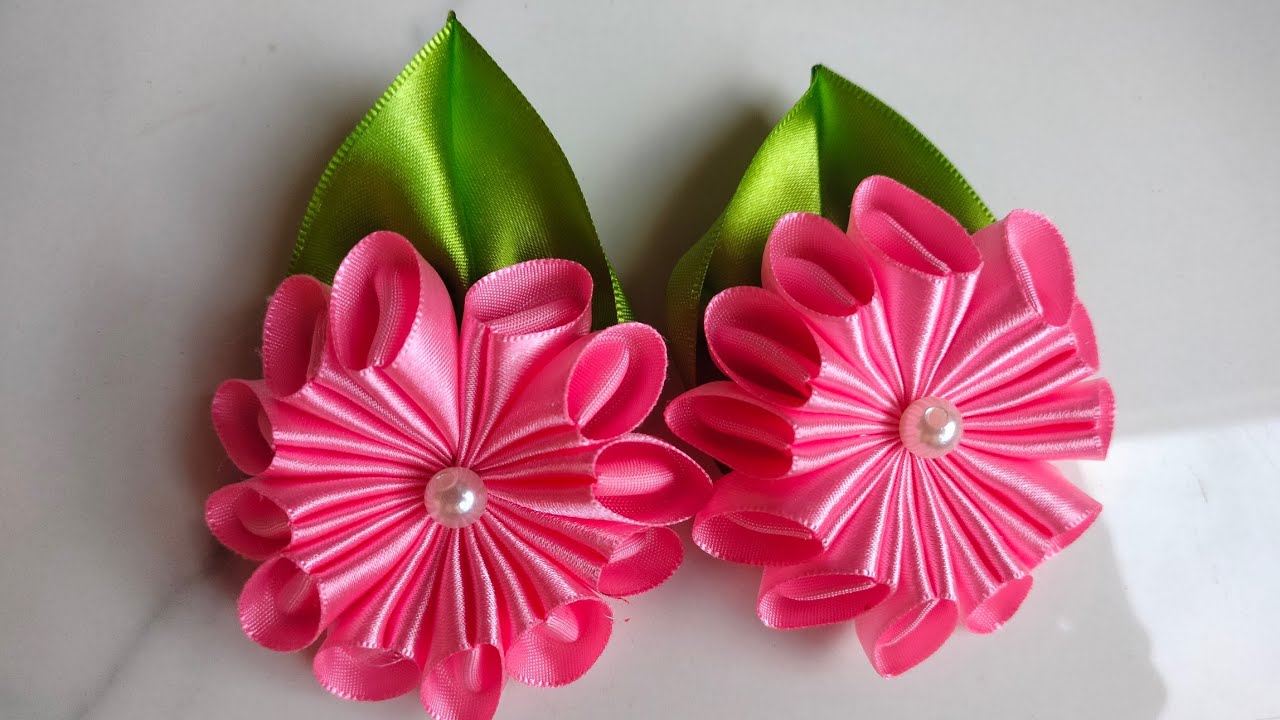 lindas folhas de fitas de cetim