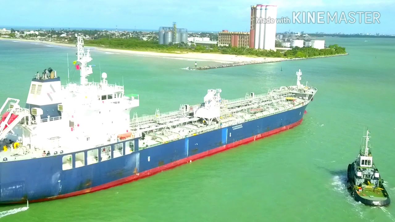 Drone filma navio entrando no porto de Cabedelo-PB