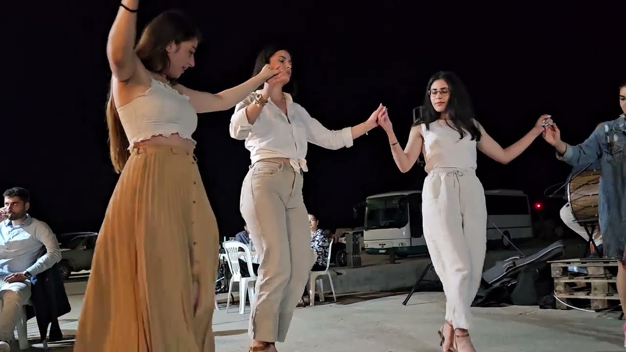 Χανιώτης και Μαλεβιζιώτης με όμορφες κρητικοπουλες σε Κρητική βραδιά στην Άρβη