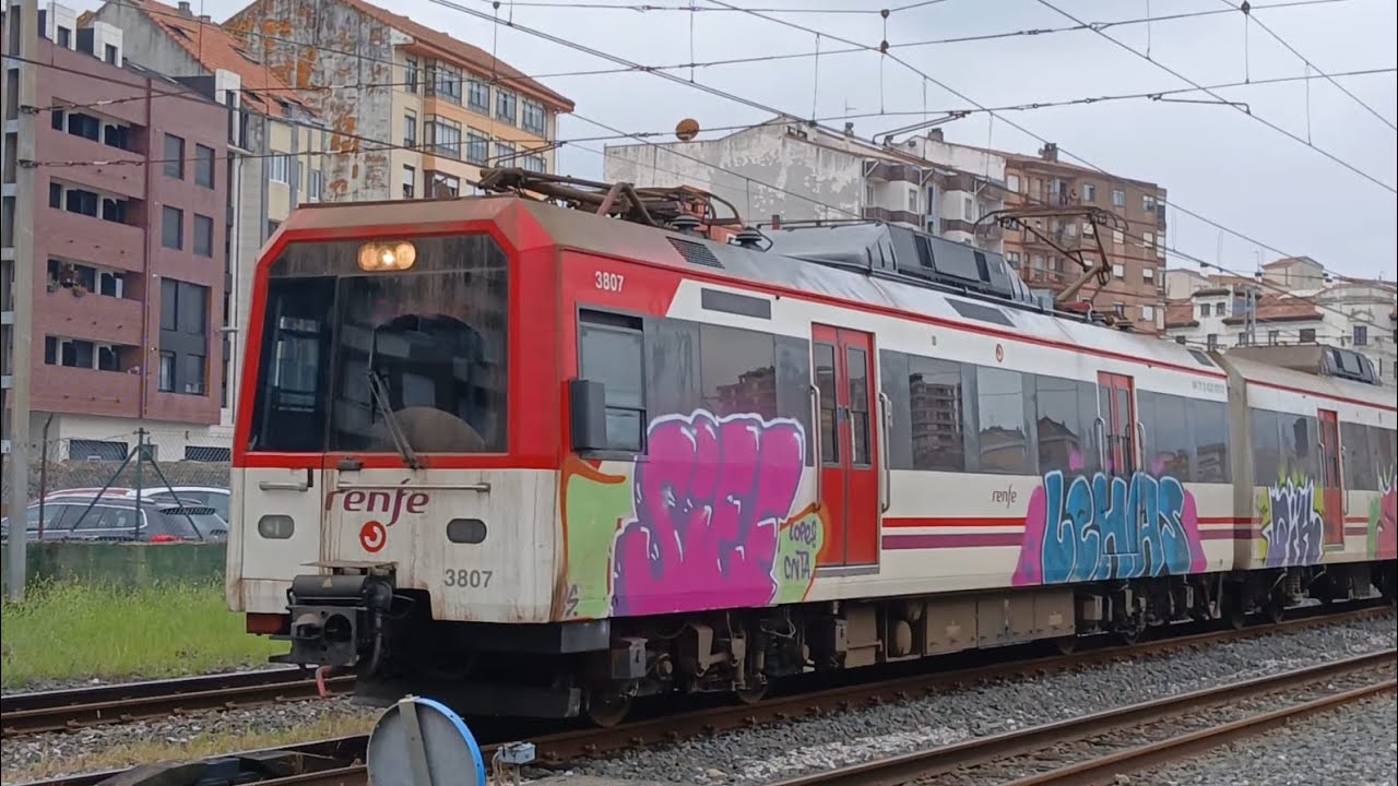Tren de Renfe Cercanías 3800 por Torrelavega Centro 