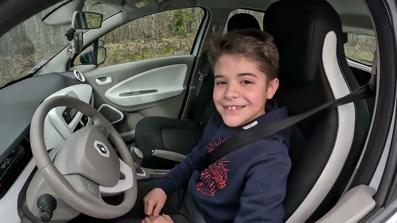 Arthur conduit la zoé tout seul!!!