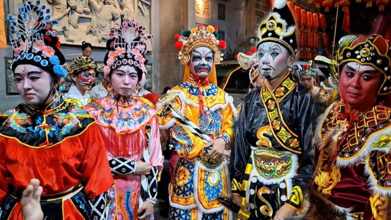 Hậu trường đoàn Anh Ca Vũ chuẩn bị múa võ Bế mạc Lễ hội Tết Nguyên Tiêu tại Hội Quán Nghĩa An Q5