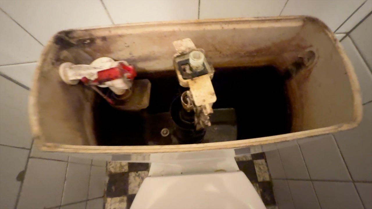 Oprava dvou záchodů u dvou různých zákazníků