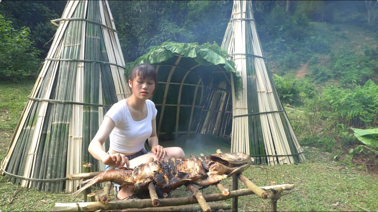 Camping in the forest to cooking fish - Bushcraft wilderness survival shelter