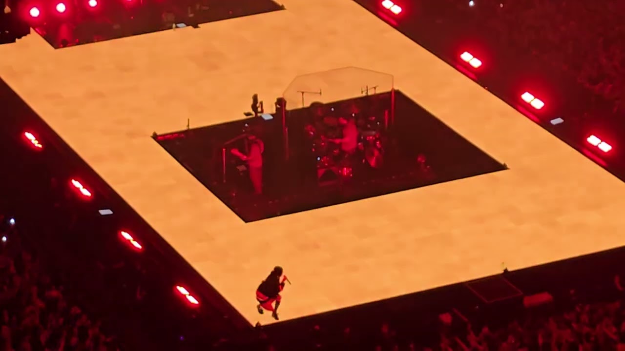 Billie Eilish Glasgow Hydro 2025 1 8K