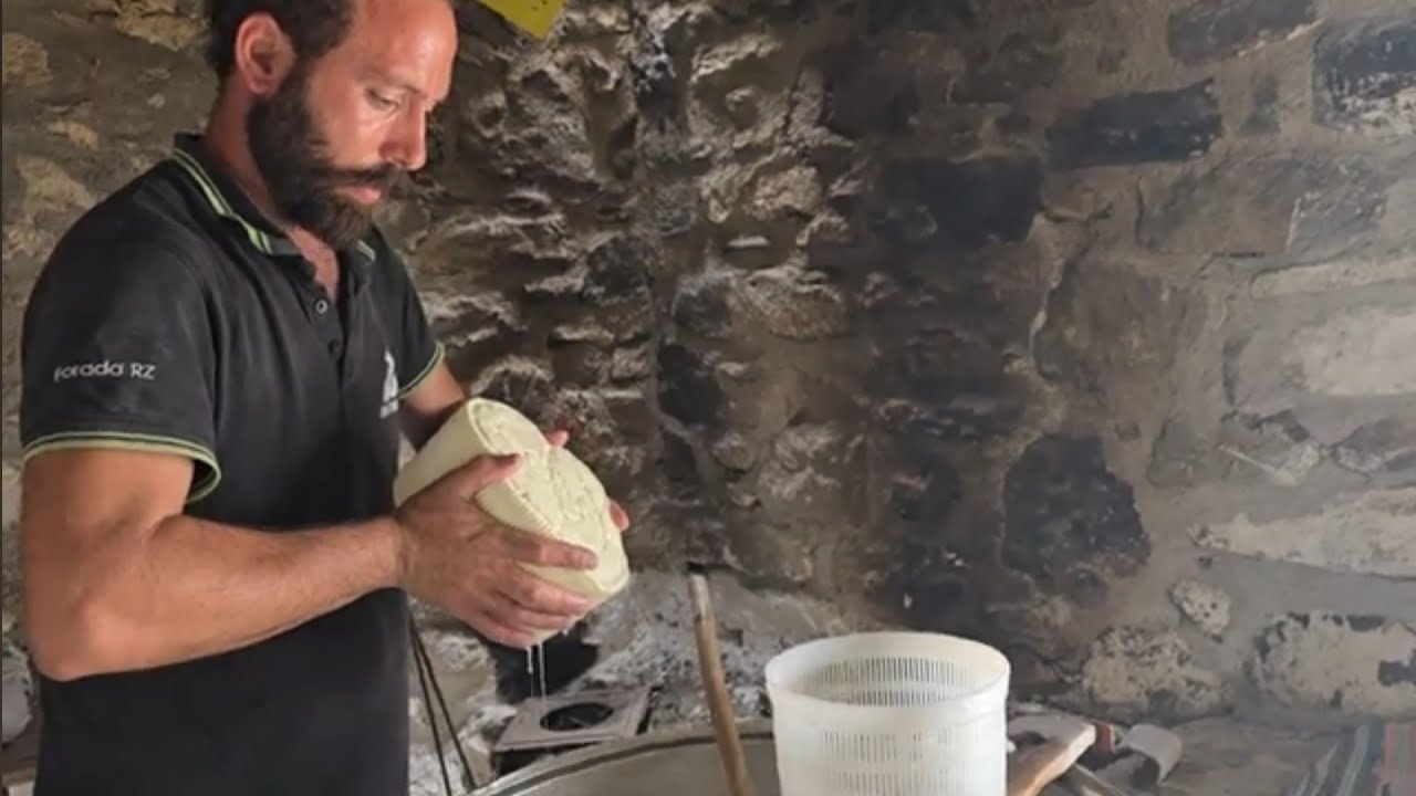 Με τον Κωστή τον Αμυγδαλιανό  στον Αμαλό της Βιάννου να τυροκομά στην μάντρα του το τυρί της τρύπας