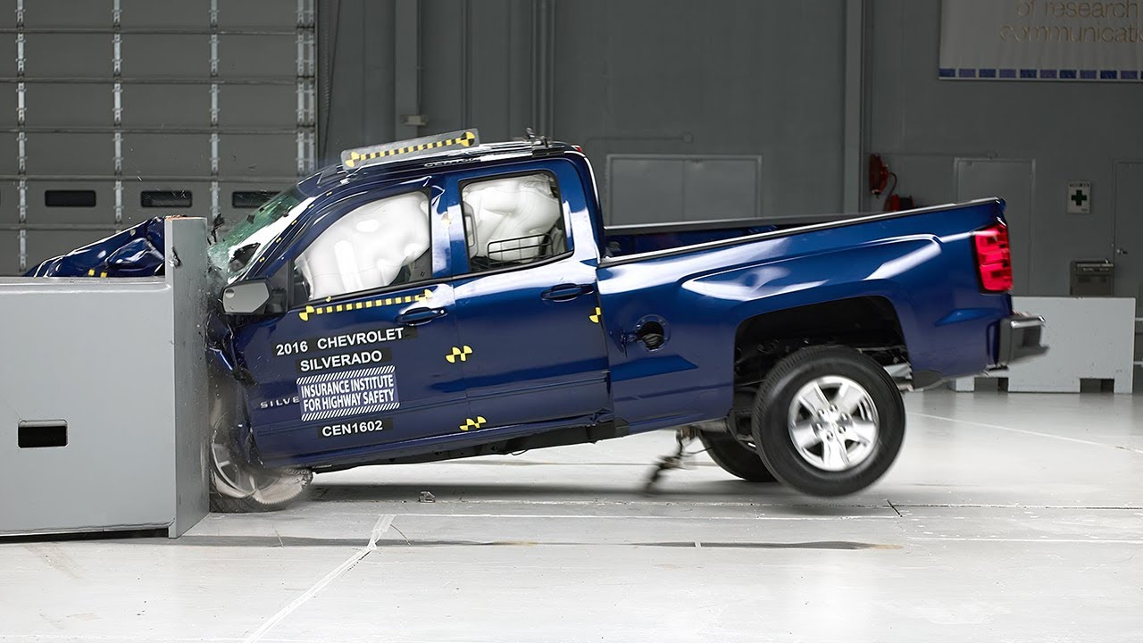2016 Chevrolet Silverado 1500 extended cab driver-side small overlap IIHS crash test