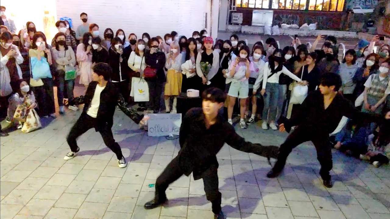 AQA. PRESENTING DYNAMIC FABULOUS PERFORMANCE ON HONGDAE STREET.