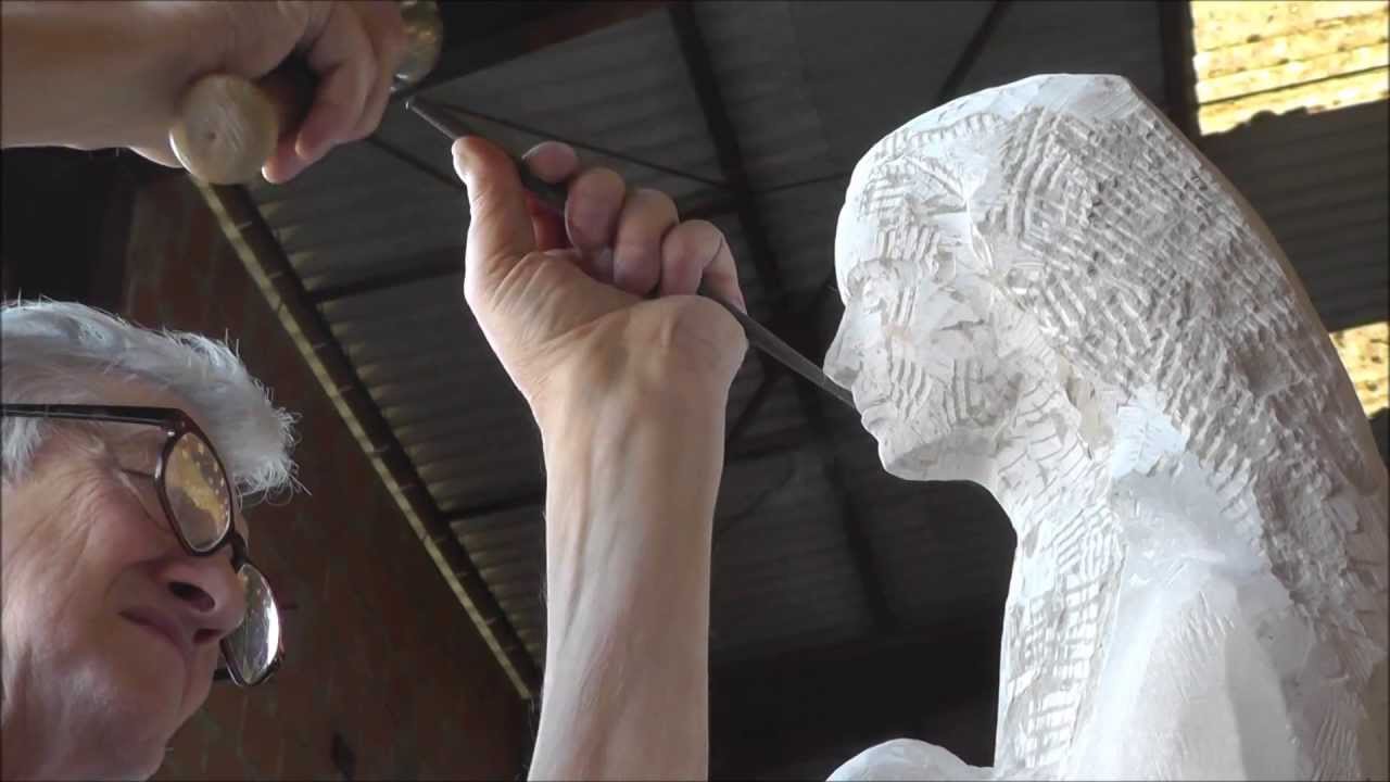 Sculpteur sur pierre : création d'une sculpture